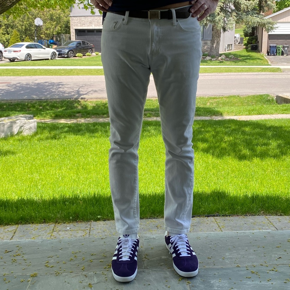 Men’s White Uniqlo Jeans 33” x 30”